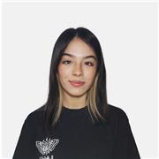 Profesora de arte que imparte clases para niños de todo tipo de edad